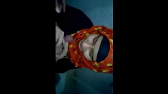 Indonesian Girl In Hijab Gives An Amazing Oral Performance In Video 4