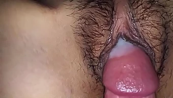 Üvey annenin amı HD videoda derin ve sert bir creampie alıyor