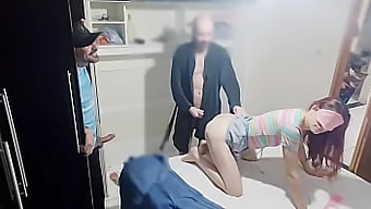 Amateur handjob en kontspel met ontrouw vrouw