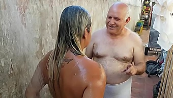 Papy donne un bain à une jeune fille après l'avoir rencontrée à la plage