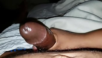 Sesi Mengocok Solo Dengan Lelaki Hitam Yang Berpenis Besar