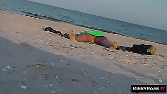 Voyeur Bespioniert Ein Nacktes Mädchen Am Strand