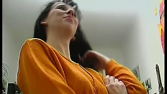 Milf Matură Face Handjob Și Deepthroat La Birou