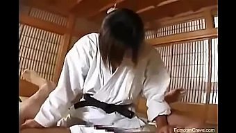 Une Femme Japonaise Utilise Un Gode-Ceinture Sur Un Expert En Karaté