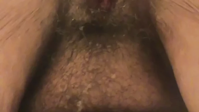 Orgasm intens de squirting al unei femei mature într-un videoclip de casă