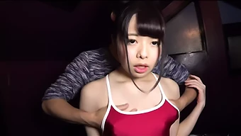 La Jeune Japonaise De 18 Ans Haruka Kusunoki Montre Ses Petits Seins Et Ses Compétences En Vibromasseur