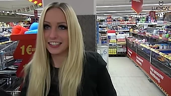 Lucy Cat si užívá anální sex venku v supermarketu