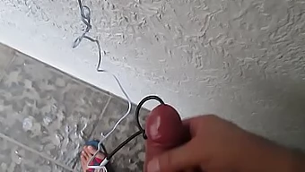 Sessão Solo Explosiva De Um Gostosão Musculoso Com Brincadeiras Elétricas