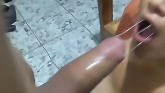 Garota De 18 Anos Com Peitos Grandes Faz Um Boquete Profundo De Garganta