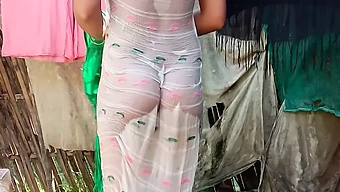 Baño Casero De Una Chica India Y Sensual Frote De Coño