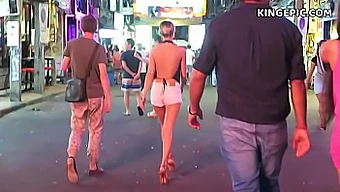 Seorang Turis Seks Paruh Baya Menjelajahi Kehidupan Malam Bangkok Dengan Seorang Bargirl Thailand Dewasa.