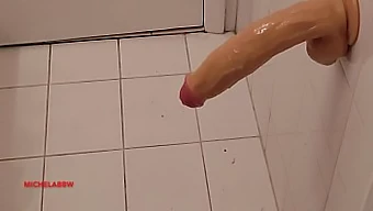 Video HD di masturbazione con grosso cazzo in bagno con dildo