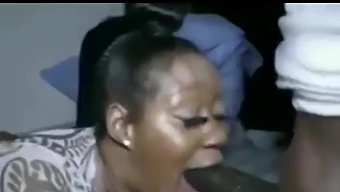 Belleza Negra Hace Una Mamada Desordenada