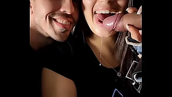 Vznemirljiva žena z oralnim užitkom deli svojega moža z zapeljivim cuckold parom