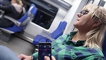 Controllo Remoto Del Culmine Di Una Teenager Pubblica Su Un Treno