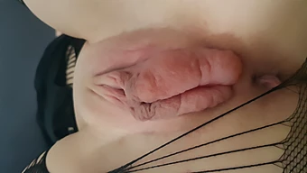 Olgun Milf, Sert Anal Seks Deneyimleyerek Boğuluyor Ve Orgazm Oluyor