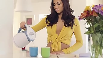 Mihaela Isizzu Într-Un Videoclip Metart Cu Tematică De Cafea Fierbinte