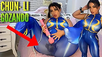 Chun Li Cosplayer, Vibratörüyle Samimi Oluyor, Orgazma Ulaşıyor Ve Süreçte Kıyafetlerini Islatıyor