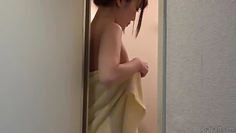 De Hete Solo Douche Van De Japanse Tiener Sarina Kurokawa Voor De Webcam