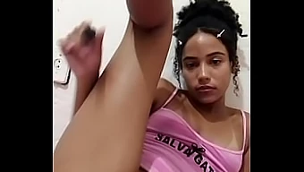 A Latina Sabrina Kátia Goza Até O Orgasmo