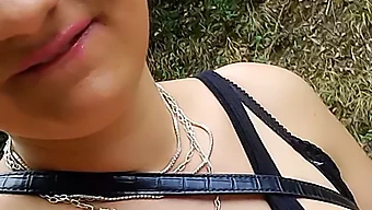 Amatör Latin Bisiklet Sürerken Kendini Bir Dildo Ile Tatmin Ediyor