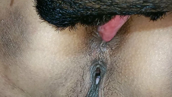 El big ass de Riya se da placer con la lengua mojada