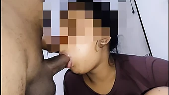 Een Sri Lankaanse Tiener Geeft Een Deepthroat Blowjob En Slikt Sperma