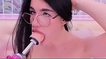 Camgirl De Olhos Loucos Faz Um Boquete Profundo