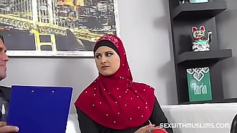 Seksi hijabi MILF sert beceriliyor