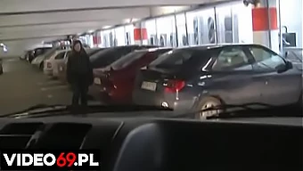 Adolescente (18+) Recibe Una Mamada En Un Coche En El Estacionamiento De Un Centro Comercial