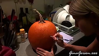 Junge Blonde Teenagerin Zeigt Ihren Schlanken Körper Vor Der Webcam Für Halloween