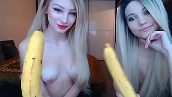 Garotas Adolescentes Da Webcam Competem Em Um Concurso Selvagem De Chupar Banana.