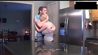 پسرخوانده به مادرش یک دم دستی پرشور و رابطه جنسی شدید می دهد