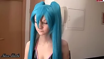 Garota adolescente cosplay como Miku Hatsune e desfruta de sexo áspero com final facial