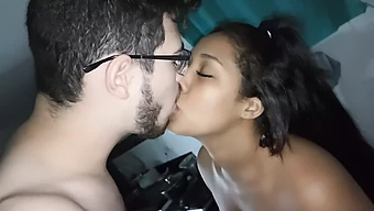 Doğal Göğüslü Latin Genç, Porno Endüstrisinde Düzden Arzuluya Dönüşüyor