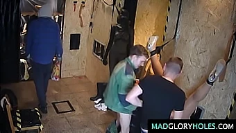 Mama Reală Cu Sânii Mari Și Naturali Este Gangbanged În Hd Video