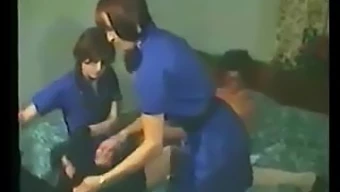 Vintage video s chlpatými dievčatami, ktoré sú dobre vedené peknou dievčinou