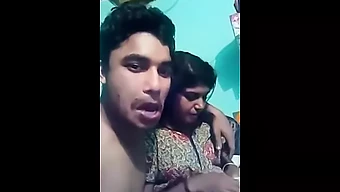 Une Milf Indienne Incroyable Se Déshabille Et Profite D'Une Session Chaude Avec Son Beau-Fils