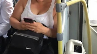 Die Brüste Einer Gemilften Milf Hüpfen In Öffentlichen Verkehrsmitteln