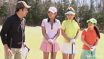 Wanita Jepang muda terlibat dalam golf telanjang di luar ruangan dan seks oral.