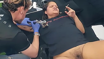 Le Commerce Érotique De La Femme Avec Un Tatoueur Mène À Une Vidéo Amateur