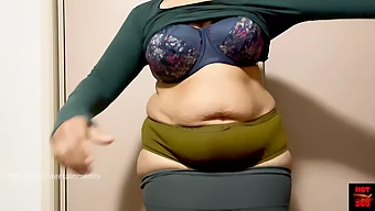 Teen Beauty Flaunts Her Curves In Homemade Video