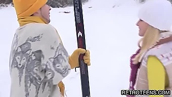 Vidéo Vintage D'Une Petite Adolescente Blonde Pénétrée Intensément Dans Une Cabine Isolée