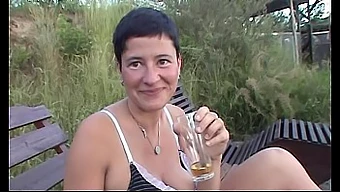 Pov Video Brunetky, Ktorá Dáva Nedbalé Fajčenie A Dostáva Výstrek Na Tvár