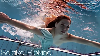 La Belleza Natural De Salaka Ribkina En La Piscina Al Aire Libre