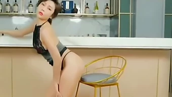 아시아 Av 모델이 그녀의 애널 마스터베이션 기술을 보여줍니다