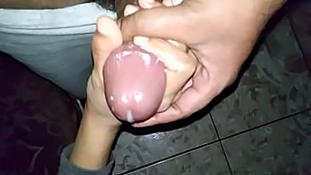 Tự quay phim khi bạn gái Desi handjob và bắn tinh