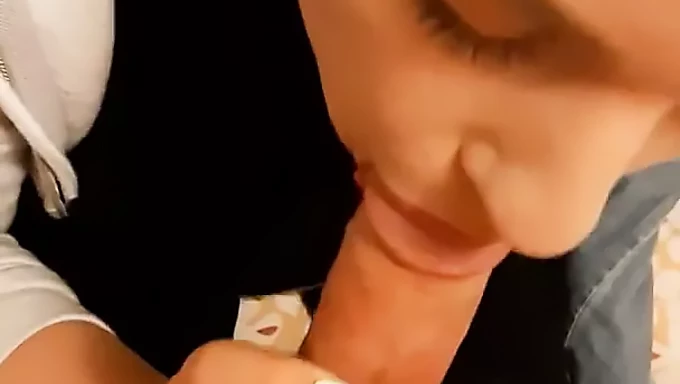 Norwegisches Teengirl beim ersten Amateur Blowjob mit Cumshot