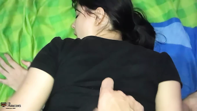 Teen s veľkými prirodzenými prsiami dostane creampie v POV orálnom sexe