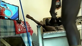 Ebony Milf V Teksasu Dobi Cumshot In Prši